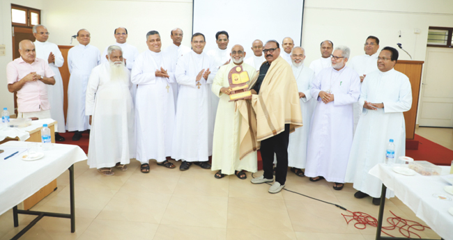 പത്തു വർഷം പൂർത്തിയാക്കിയ ഡയറക്ടർമാരെ ആദരിച്ചു