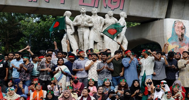 ധാ​ക്ക​യി​ൽ വീ​ണ്ടും സം​ഘ​ർ​ഷം; വി​ദ്യാ​ർ​ഥി​ക​ളും അ​ൻ​സാ​ർ അം​ഗ​ങ്ങ​ളും ഏ​റ്റു​മു​ട്ടി