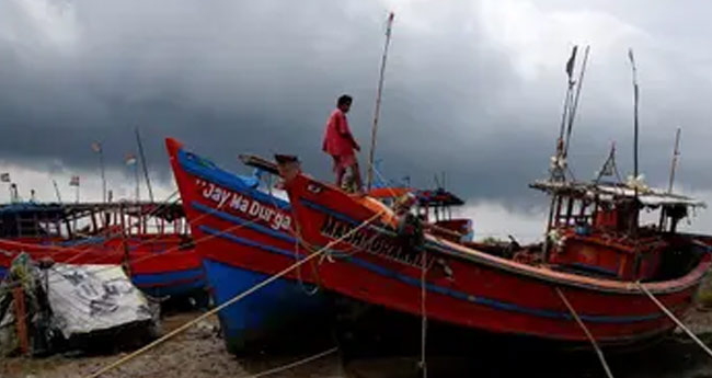 ട്രോളർ മുങ്ങി എട്ട് മത്സ്യബന്ധന തൊഴിലാളികൾ മരിച്ചു