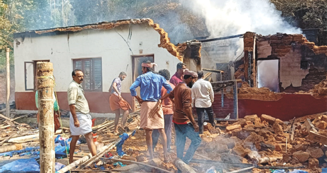 ഗ്യാ​സ് സി​ലി​ണ്ട​ര്‍ പൊ​ട്ടി​ത്തെ​റി​ച്ച് വീ​ട് ത​ക​ര്‍​ന്നു