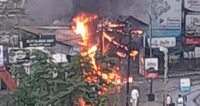 ഗ്യാ​സ് സി​ലി​ണ്ട​ര്‍  ചോ​ര്‍​ന്ന് ചാ​യ​ക്ക​ട​യ്ക്കു തീ​പി​ടി​ച്ചു