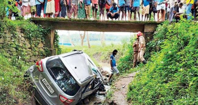 ഗൂ​ഗി​ൾ മാ​പ്പ് നോ​ക്കി ഓ​ടി​ച്ച കാ​ർ തോ​ട്ടി​ലേ​ക്ക് മ​റി​ഞ്ഞു