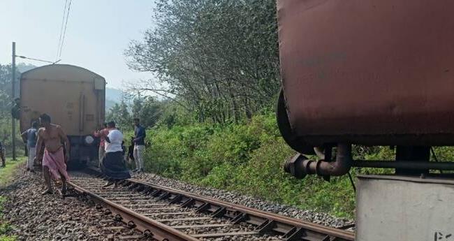 യാ​ത്ര​ക്കാ​രു​മാ​യി ഓ​ടി​ക്കൊ​ണ്ടി​രു​ന്ന ഗു​രു​വാ​യൂ​ർ - മ​ധു​ര എ​ക്സ്പ്ര​സി​ന്‍റെ ബോ​ഗി​ക​ൾ വേ​ർ​പെ​ട്ടു; ഒഴിവായത് വൻ ദുരന്തം