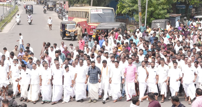 പാ​ല​ക്കാ​ട് എ​സ്പി ഓ​ഫീ​സി​ലേ​ക്ക്  കോ​ൺ​ഗ്ര​സ് മാ​ർ​ച്ച്, സം​ഘ​ർ​ഷം