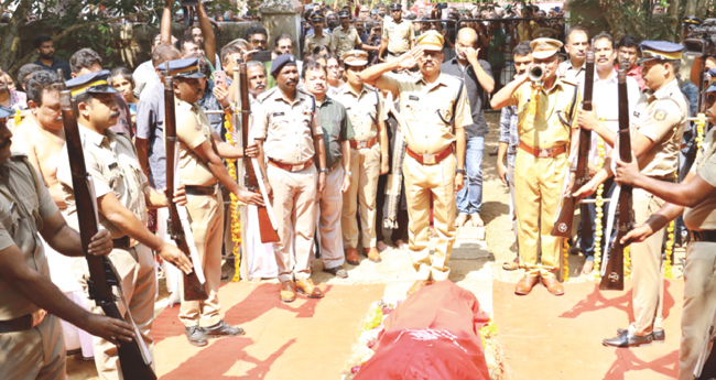 പി. ​​​​​ജ​​​​​യ​​​​​ച​​​​​ന്ദ്ര​​​​​ന് അ​​​​ന്ത്യാ​​​​ഞ്ജ​​​​ലി​​​​ ; അ​​​​ർ​​​​പ്പി​​​​ക്കാ​​​​നെ​​​​ത്തി​​​​യ​​​​ത് നി​​​​ര​​​​വ​​​​ധി പ്ര​​​​മു​​​​ഖ​​​​ർ