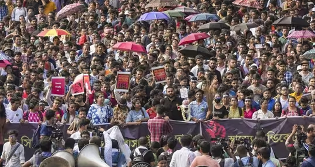 സുപ്രീംകോടതിയുടെ അന്ത്യശാസനം വകവയ്ക്കാതെ ബംഗാളിലെ  ജൂണിയർ ഡോക്ടർമാർ സമരത്തിൽ