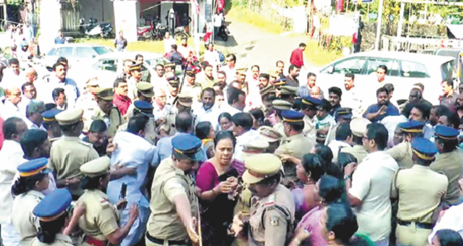 കലാ രാജുവിനെ  മ​ര്‍​ദി​ച്ച സംഭവം; നാ​​​ലു സി​​​​പി​​​​എം പ്ര​​​​വ​​​​ര്‍​ത്ത​​​​ക​​​​ര്‍ അ​​​​റ​​​​സ്റ്റി​​​​ല്‍