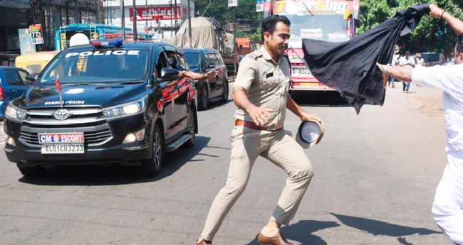 കണ്ണൂരിൽ മു​ഖ്യ​മ​ന്ത്രി​ക്കു ക​രി​ങ്കൊ​ടി;  യൂ​ത്ത് കോ​ൺ​ഗ്ര​സ് നേ​താ​ക്ക​ൾ അ​റ​സ്റ്റി​ൽ