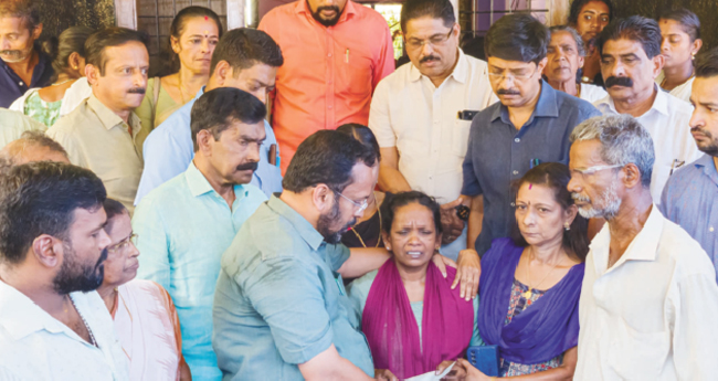 കാ​ട്ടാ​ന ആ​ക്ര​മ​ണം: പ്ര​ഭാ​ക​ര​ന്‍റെ  കു​ടും​ബ​ത്തി​ന് അ​ഞ്ചു​ല​ക്ഷം ന​ൽ​കി