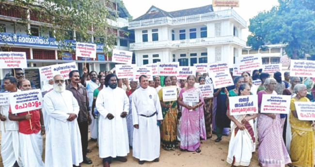 മു​ന​മ്പം: റ​വ​ന്യൂ അ​വ​കാ​ശ​ങ്ങ​ള്‍ പു​നഃ​സ്ഥാ​പി​ക്ക​ണം; നി​രാ​ഹാ​ര സ​മ​ര​വു​മാ​യി പ്രദേശവാസികൾ