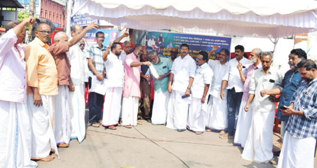 സം​​​യു​​​ക്ത കി​​​സാ​​​ൻ മോ​​​ർ​​​ച്ച​​​യു​​​ടെ നേ​​​തൃ​​​ത്വ​​​ത്തി​​​ൽ ഏ​​​ക​​​ദി​​​ന ഉ​​​പ​​​വാ​​​സ​​​സ​​​മ​​​രം