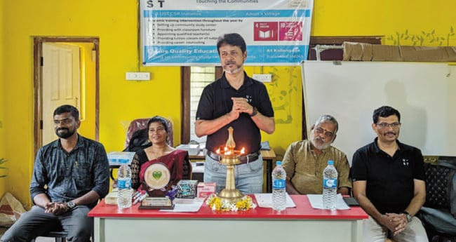 കൊ​ല്ല​ങ്കോ​ട് ഗ്രാമത്തിൽ  സ​ഹാ​യ​വു​മാ​യി യു​എ​സ്ടി  സംഘം