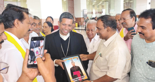 ക​ർദി​​നാ​ൾ മാർ ജോ​ർ​ജ് കൂ​വ​ക്കാ​ട്ടി​ന് വി​മാ​ന​ത്താ​വ​ള​ത്തി​ൽ സ്വീകരണം