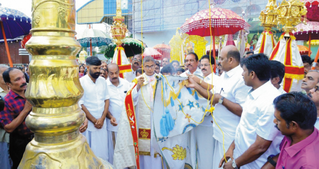 മു​ത്തി​യു​ടെ ത​ണ​ൽ​തേ​ടി ഭ​ക്ത​ർ, കൊ​ര​ട്ടി തി​രു​നാ​ളി​നു കൊ​ടി​യേ​റി