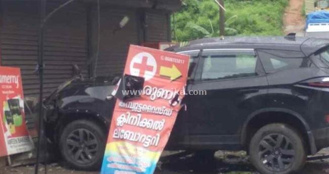 കാ​ഞ്ഞി​ര​പ്പ​ള്ളി​യി​ൽ കാ​ർ ക​ട​ക​ളി​ലേ​ക്ക് ഇ​ടി​ച്ചു ക​യ​റി