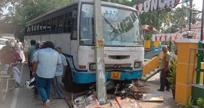 ഡ്രൈ​വ​ർ​ക്ക് ബി​പി കൂ​ടി; കെ​എ​സ്ആ​ർ​ടി​സി ബ​സ് വ​ഴി​യോ​ര വി​ശ്ര​മ കേ​ന്ദ്ര​ത്തി​ലേ​ക്ക് ഇ​ടി​ച്ചു ക​യ​റി