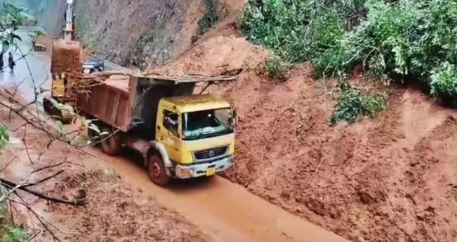 ദു​ര​ന്ത​ത്തി​ന്‍റെ വ്യാ​പ്തി​യ​റി​യാ​തെ  ഇ​രു​ട്ടി​ൽ​ ത​പ്പി അ​ധി​കൃ​ത​ർ