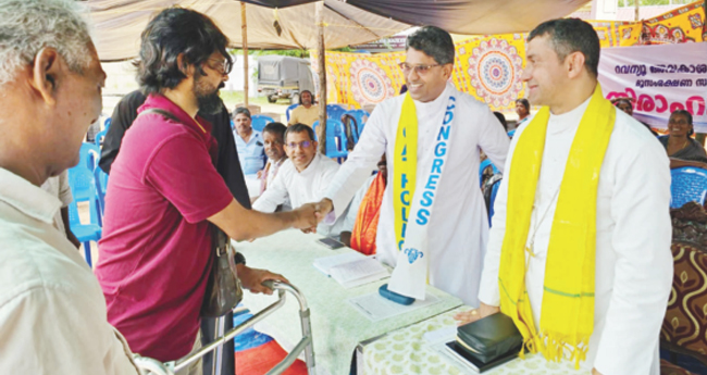 മു​ന​മ്പം സ​മ​രം : ബി​ഷ​പ് ഡോ. ​അം​ബ്രോ​സ് പു​ത്ത​ന്‍​വീ​ട്ടി​ല്‍ നി​രാ​ഹാ​ര​മ​നു​ഷ്ഠി​ച്ചു