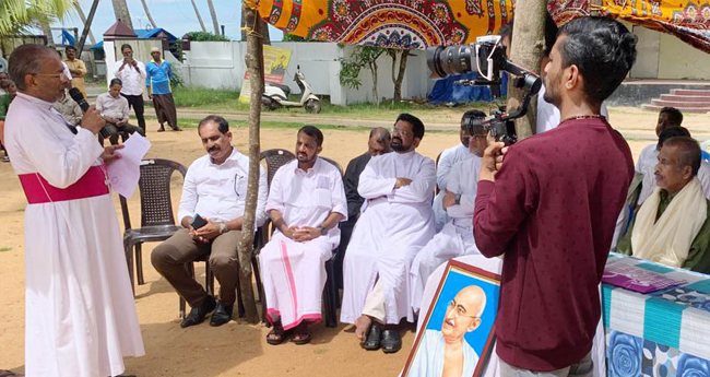 മു​ന​മ്പം ജ​ന​ത​യ്ക്ക് ഐ​ക്യ​ദാ​ർ​ഢ്യ​വു​മാ​യി  ഇ​രി​ങ്ങാ​ല​ക്കു​ട രൂ​പ​ത