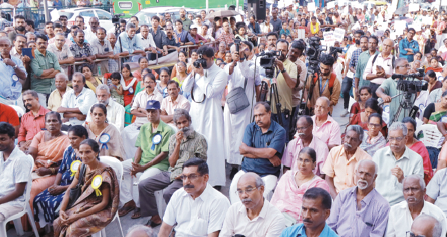 മു​ന​ന്പം ജ​ന​ത​യ്ക്ക് ഐ​ക്യ​ദാ​ർ​ഢ്യം പ്രഖ്യാപിച്ച് ആയിരങ്ങൾ