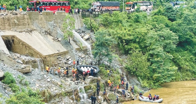 നേപ്പാളിൽ മണ്ണിടിച്ചിൽ: ര​​ണ്ടു ബ​​സു​​ക​​ൾ ന​​ദി​​യി​​ൽ വീണു; 65 പേ​​രെ കാ​​ണാ​​താ​​യി