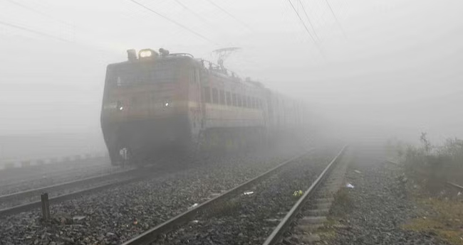 ഉ​ത്ത​രേ​ന്ത്യ​യി​ൽ ക​ന​ത്ത  മൂ​ട​ൽമ​ഞ്ഞ്; വി​മാ​ന, ട്രെ​യി​ൻ  സ​ർ​വീ​സു​ക​ൾ വൈ​കു​ന്നു