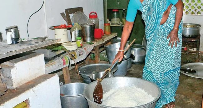 വ​യ്ക്കാ​ൻ അ​രി​യി​ല്ലാ​ത്ത​തു​കൊ​ണ്ടാ സാ​​​റെ, മോ​ഷ്ടി​ച്ചെ​ന്നു പ​റ​യ​രു​തേ...