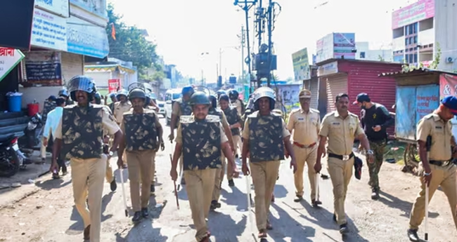 ഭരണഘടനയുടെ മാതൃക നശിപ്പിച്ചു;  മഹാരാഷ്‌ട്രയിൽ പ്രതിഷേധം