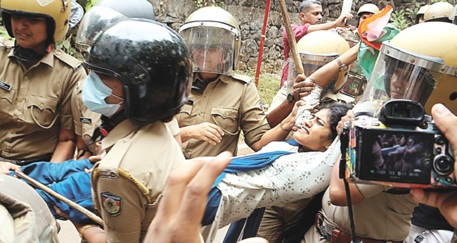 ഷ​ഹ​ബാ​സ് കൊ​ല​പാ​ത​കം: പ്ര​തി​ക​ളെ പ​​​​രീ​​​​ക്ഷ  എ​​​​ഴു​​​​തി​​​​പ്പി​​​​ച്ച് പോ​​​​ലീ​​​​സ്