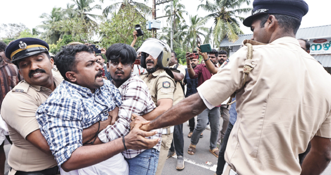 എഡിഎം നവീന്‍ ബാബുവിന്‍റെ മരണം; പ്രതിഷേധം ആളിക്കത്തുന്നു