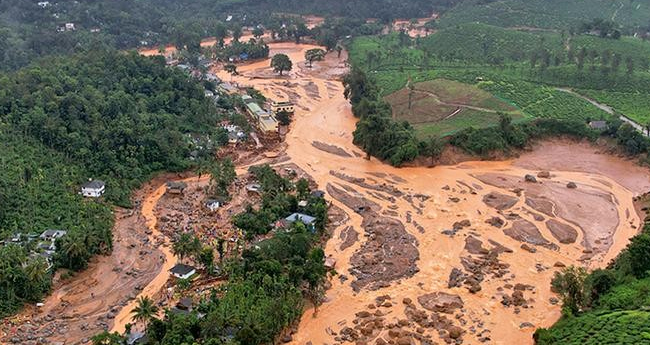 ആ​ശ​ങ്ക​യു​ടെ നെ​രി​പ്പോ​ടി​ൽ പു​ഞ്ചിരി​മ​ട്ടം ദു​ര​ന്ത​ബാ​ധി​ത​ർ