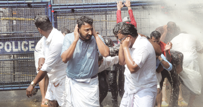 യൂ​ത്ത് കോ​ണ്‍​ഗ്ര​സ് നി​യ​മ​സ​ഭാ  മാ​ർ​ച്ചി​ൽ സം​ഘ​ർ​ഷം