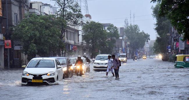 ഉ​ത്ത​രേ​ന്ത്യ​യി​ൽ ക​ന​ത്ത മ​ഴ തു​ട​രു​ന്നു;  32 മ​ര​ണം