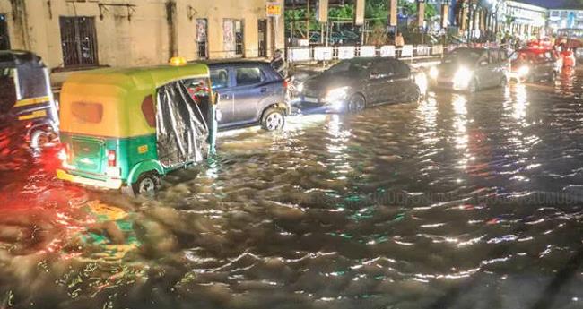 ത​ല​സ്ഥാ​ന​ത്ത് ക​ന​ത്ത മ​ഴ; വി​മാ​ന​ങ്ങ​ൾ വ​ഴി​തി​രി​ച്ചു​വി​ട്ടു