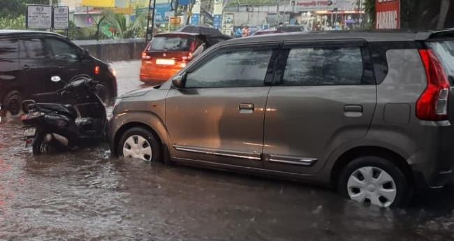 കോ​ട്ട​യ​ത്ത് തീ​വ്ര​മ​ഴ; താ​ഴ്ന്ന പ്ര​ദേ​ശ​ങ്ങ​ളി​ൽ വെ​ള്ള​ക്കെ​ട്ട്