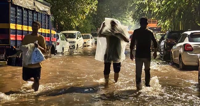 മും​ബൈ​യി​ൽ ക​ന​ത്ത​മ​ഴ; വ്യാ​ഴാ​ഴ്ച വി​ദ്യാ​ഭ്യാ​സ സ്ഥാ​പ​ന​ങ്ങ​ൾ​ക്ക് അ​വ​ധി