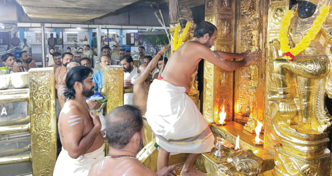 വൃശ്ചികപ്പുലരിയിൽ ശബരിമലയിൽ വൻ തിരക്ക്