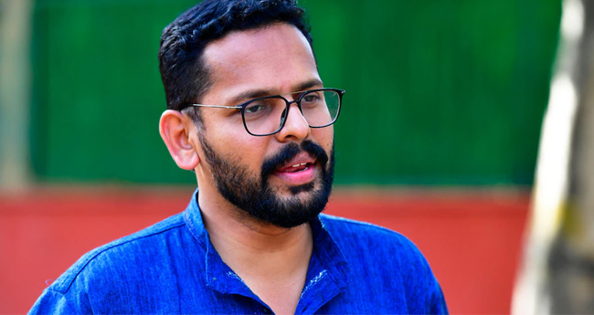 സ​തീ​ശ​നും രാഹുലിനുമെതിരേ ആ​ഞ്ഞ​ടി​ച്ച് സ​രി​ൻ