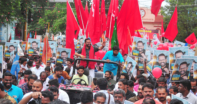 പി. ​സ​രി​ൻ റോ​ഡ്ഷോ​ നടത്തി