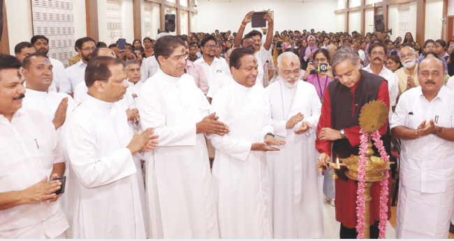 മ​​ഹാ​​ത്മ​​ജി കൊ​​ളു​​ത്തി​​യ പ്ര​​കാ​​ശം തി​​രി​​ച്ച​​റി​​യ​​ണം: ശശി ത​​രൂ​​ര്‍