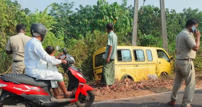 കാ​സ​ര്‍​ഗോ​ട്ട് സ്‌​കൂ​ള്‍ വാ​ന്‍ നി​യ​ന്ത്ര​ണം വി​ട്ട് വൈ​ദ്യു​തി പോ​സ്റ്റി​ലി​ടി​ച്ചു