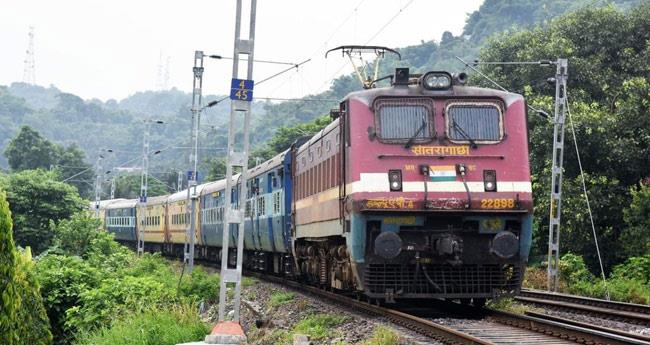 പൂ​ജ, ദീ​പാ​വ​ലി സ്പെ​ഷ​ലു​ക​ൾ പ്ര​ഖ്യാ​പി​ച്ച് റെ​യി​ൽ​വേ