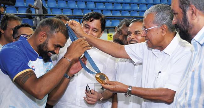 ശ്രീ​ജേ​ഷി​നെ​പ്പോ​ലു​ള്ള താ​ര​ങ്ങ​ൾ എ​ല്ലാ  കാ​യി​ക​മേ​ഖ​ല​യി​ലും ഉ​ണ്ടാ​ക​ണം: മു​ഖ്യ​മ​ന്ത്രി