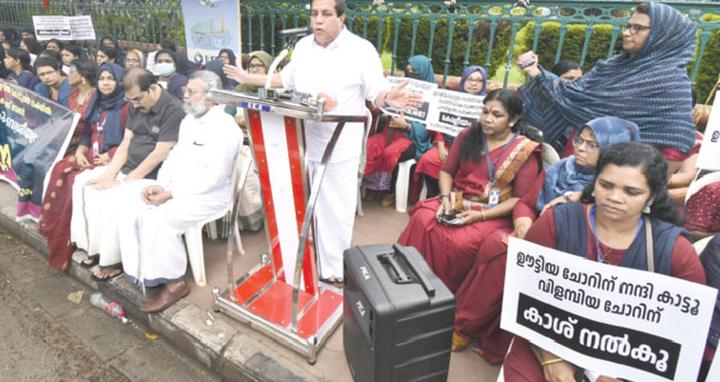 സെ​ക്ര​ട്ടേ​റി​യ​റ്റി​നു മു​ന്നി​ൽ  ജീ​വി​തസ​മ​രം