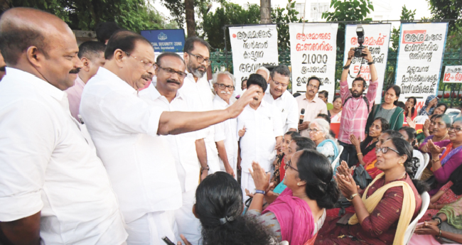 ആ​ശാ​വ​ർ​ക്ക​ർ​മാ​രെ കൈ​വി​ട്ട​ത്  ക്രൂ​ര​മാ​യി​പ്പോ​യെ​ന്ന് കെ. ​സു​ധാ​ക​ര​ൻ