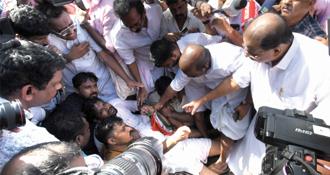 ത​ല​ പൊ​ട്ടി​യി​ട്ടും പ്ര​തി​ഷേ​ധ​വു​മാ​യി അ​ബി​ൻ വ​ർ​ക്കി;  കെ​പി​സി​സി  പ്ര​സി​ഡ​ന്‍റ് എ​ത്തി ആ​ശു​പ​ത്രി​യി​ലേ​ക്കു മാ​റ്റി