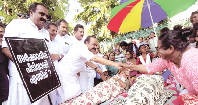 ചർച്ചകൾ പരാജയപ്പെട്ടു ; നി​​​രാ​​​ഹാ​​​രസ​​​മ​​​രം സെ​​​ക്ര​​​ട്ടേ​​​റി​​​യ​​​റ്റി​​​നു മു​​​ന്നി​​​ൽ ആ​​​രം​​​ഭി​​​ച്ചു.