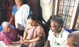 മന്ത്രി വീണാ ജോർജ്  ബിന്ദുവിന്‍റെ വീട്ടിലെത്തി