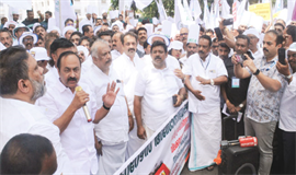 വി​ല​ക്ക​യ​റ്റം: കേ​റ്റ​റേ​ഴ്സ് അ​സോ​സി​യേ​ഷ​ന്‍ സെ​ക്ര​ട്ടേ​റി​യ​റ്റ് മാ​ര്‍​ച്ച് ന​ട​ത്തി