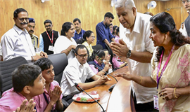 ഭി​​​​ന്ന​​​​ശേ​​​​ഷി വി​​​​ദ്യാ​​​​ര്‍​ഥി​​​​ക​​​​ള്‍​ക്ക് മ​​​​ധു​​​​രം ന​​​​ല്‍​കി ഉ​​​​പ​​​​രാ​​​ഷ്‌​​​ട്ര​​​​പ​​​​തി